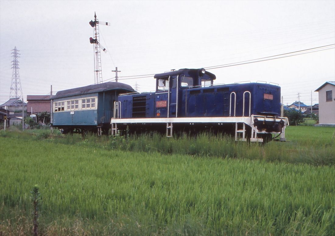 別府鉄道土山線の列車。1984年の廃止までオープンデッキの2軸客車がディーゼル機関車に引かれて走っていた（撮影：南正時）