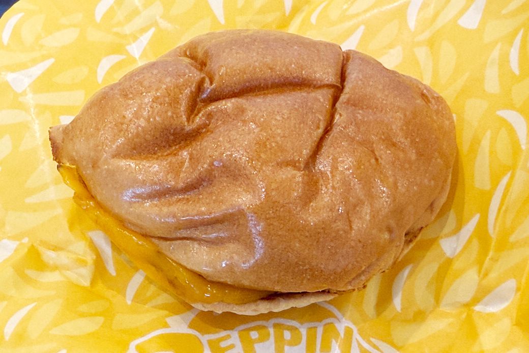 絶品チーズバーガー480円。​​見た目はしわくちゃながら、チーズのコクとパティのうま味がギュッと詰まって味は絶品（写真：筆者撮影）