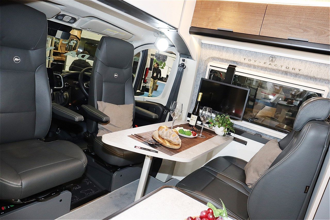 ジャパンキャンピングカーショー2026でトイファクトリーが発表した新型「ダヴィンチ6.0」（写真：筆者撮影）