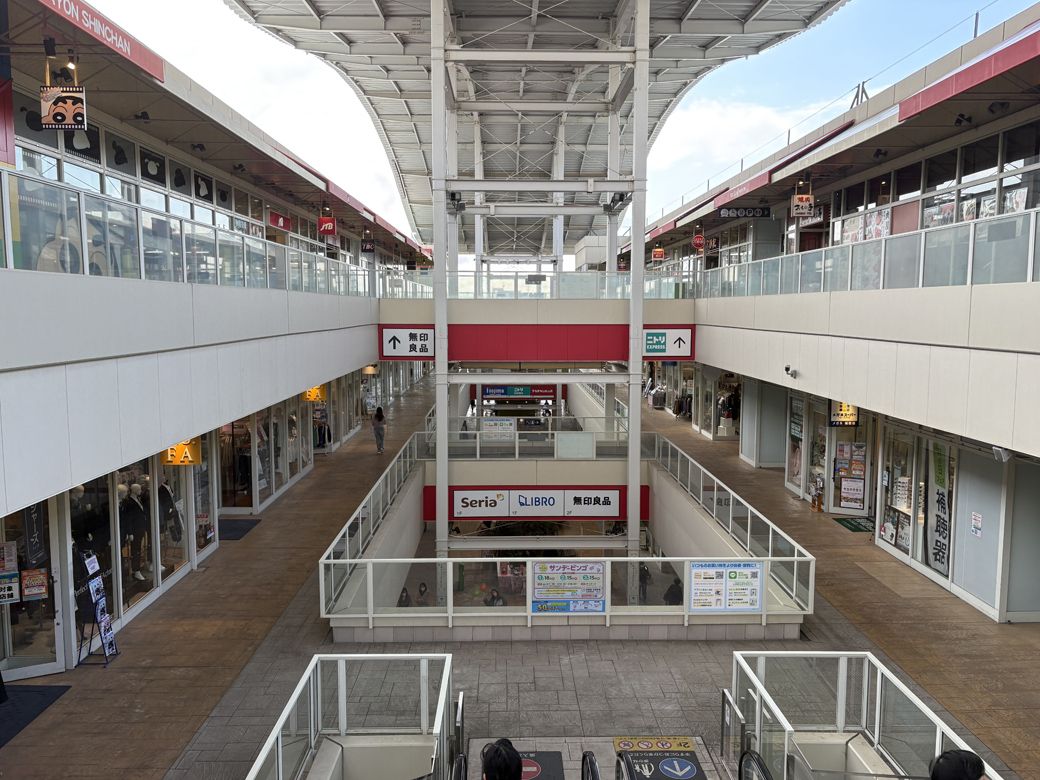 オープンモール式のため夏は暑く冬は寒い。取材した日、客足はまばらだった（写真：筆者撮影）