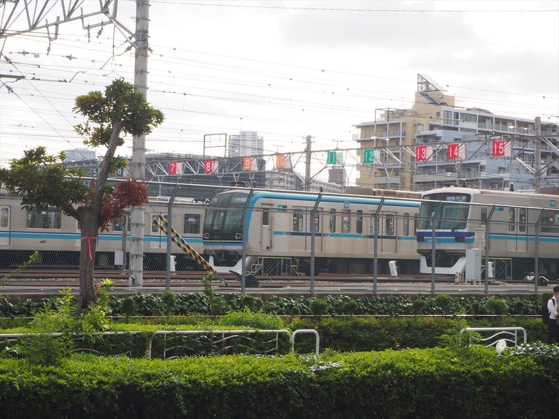 東西線車両が並ぶ東京メトロの深川車両基地。新線はこの地下をカーブしながら豊洲方面へ向かう（記者撮影）