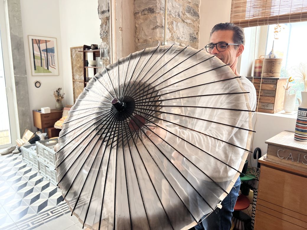 番傘は少し破けたり折れている部分もあるが、問題なく使える状態だった（筆者撮影）