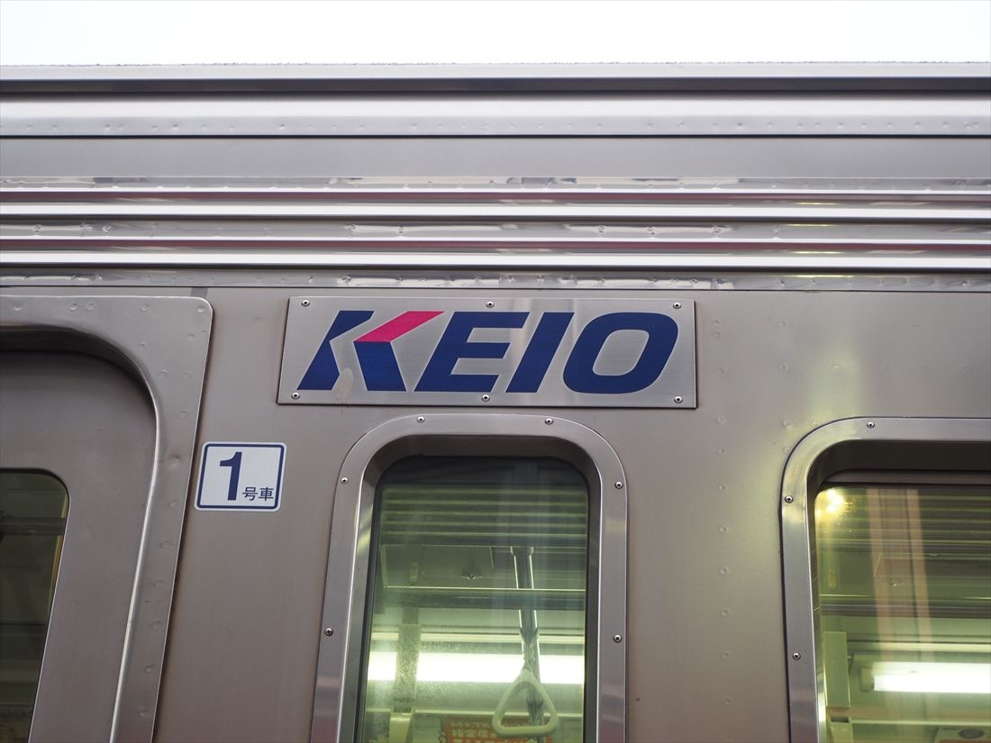 側面の戸袋窓上に入った「KEIO」マーク（記者撮影）