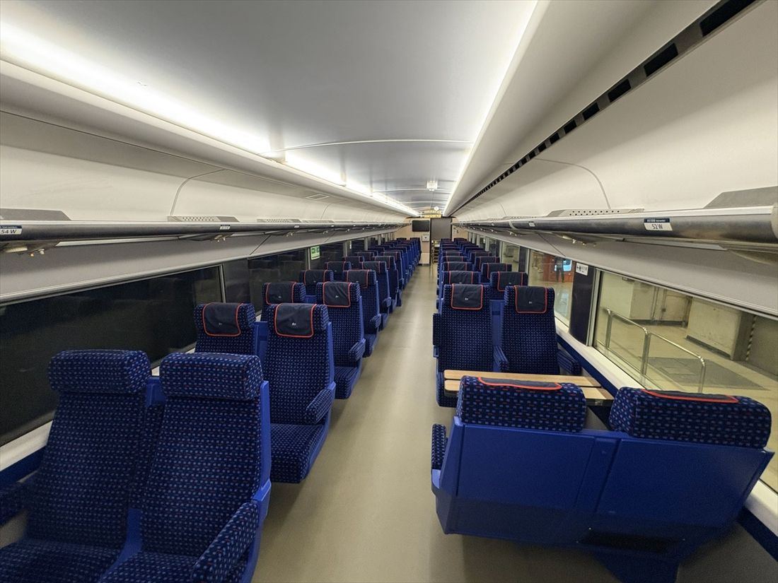 2＋2配列の普通車の座席構成。二階建て客車の上階（筆者撮影）