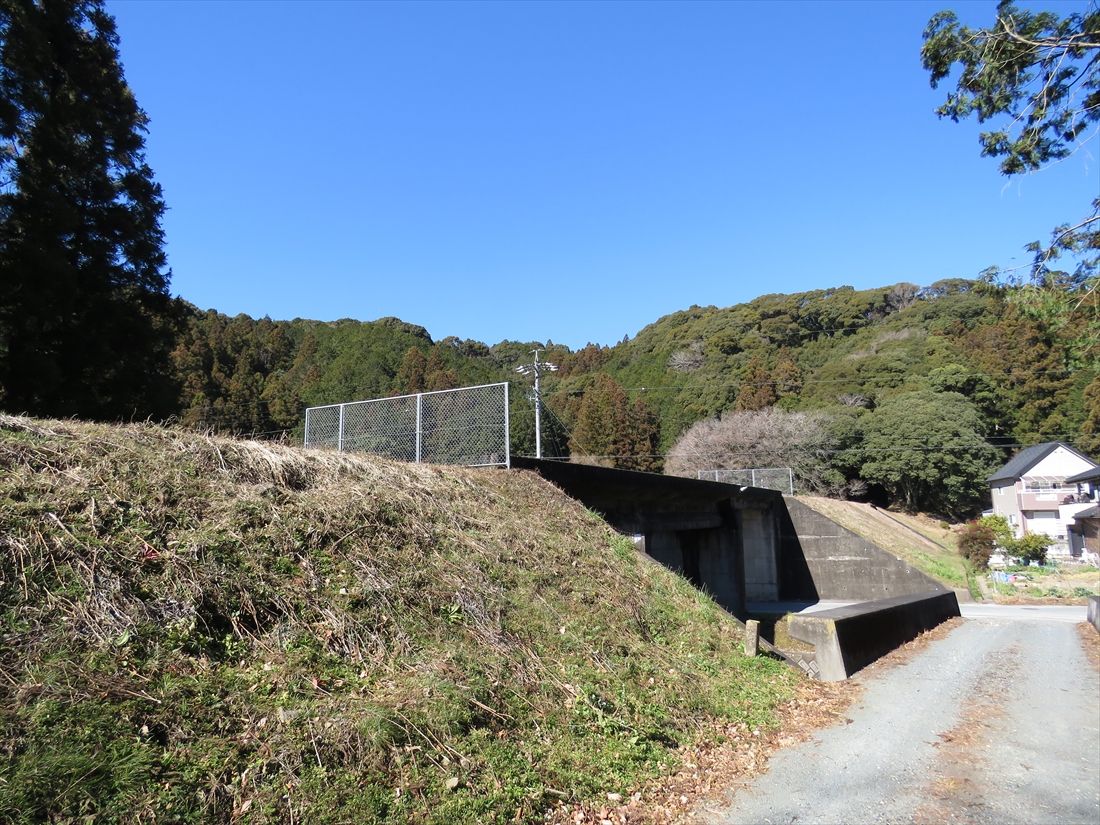 遠江二俣―山東間：白山トンネルを抜けると築堤で北上して山王トンネルにつながる（筆者撮影）
