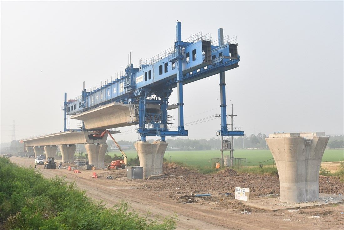 タイのバンコク―ナコンラチャシマ高速鉄道はジャカルタ―バンドン高速鉄道とまったく同じ工法で建設されている（筆者撮影）