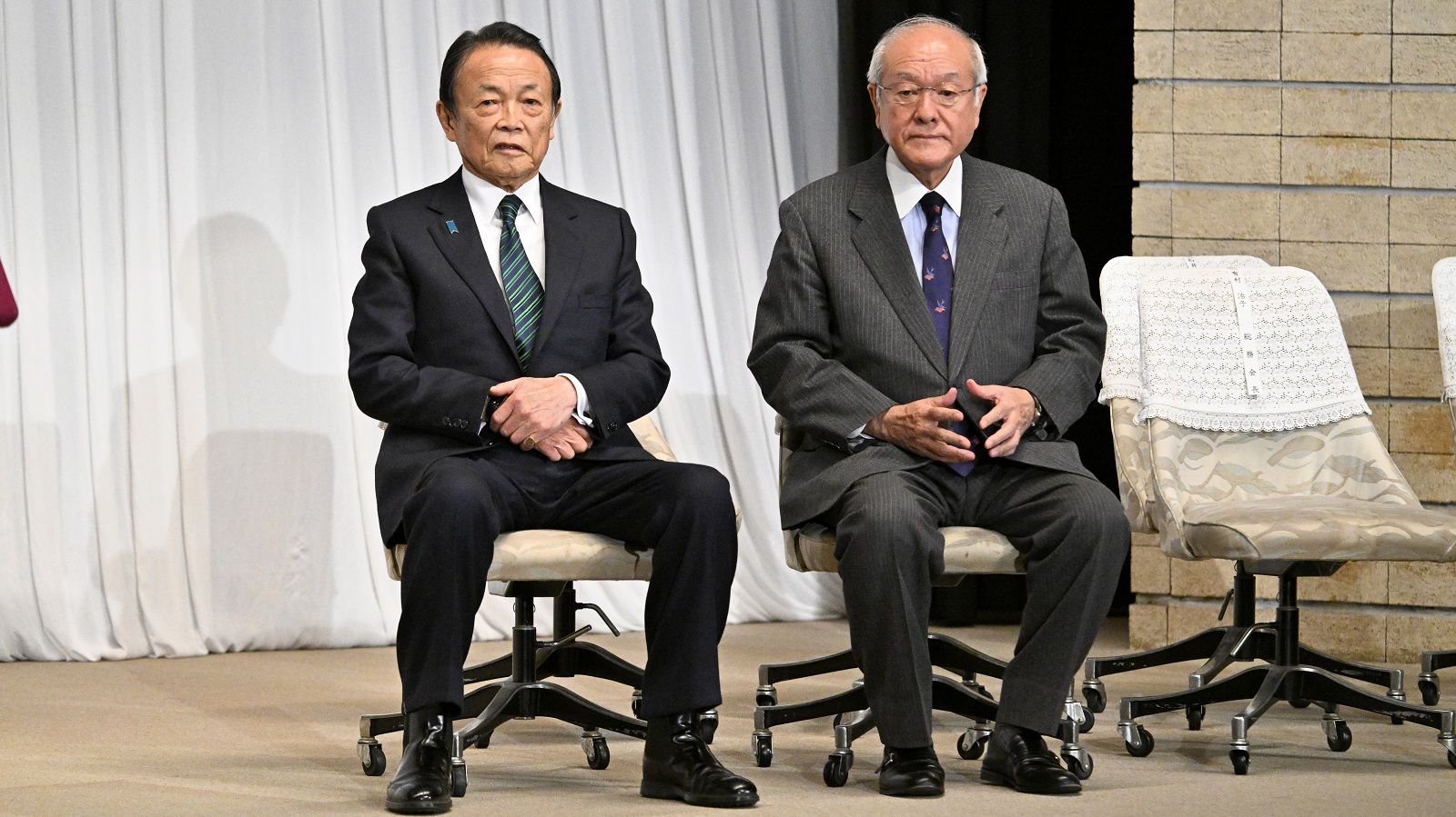 麻生太郎と鈴木俊一