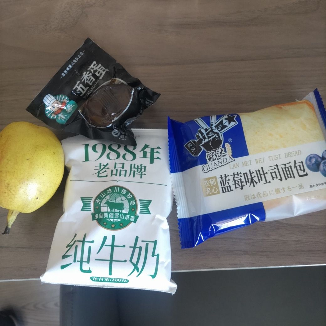 仮眠用ホテルで提供された軽食。なお利用する時間帯によって、ブッフェ形式の豪華な食事が無料で提供されるらしい（筆者撮影）