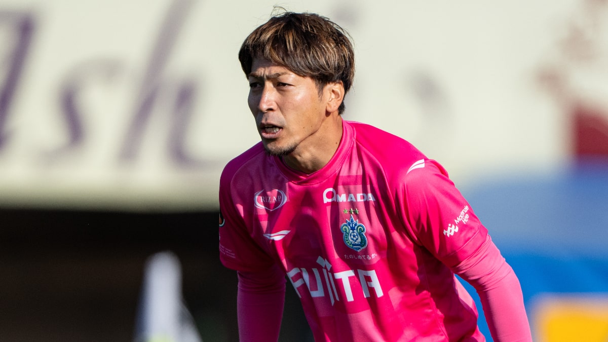 神セーブを連発するゴールキーパーの上福元直人（©SHONAN BELLMARE）