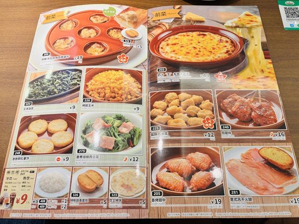 上海のサイゼリヤメニュー。日本でもおなじみの料理が並ぶ（写真：阿生撮影）