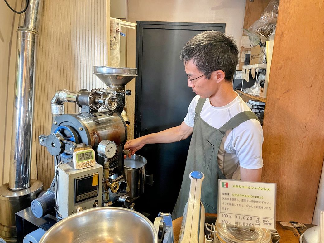 「TOY’s COFFEE」店主の小井戸東洋太郎さん（筆者撮影）