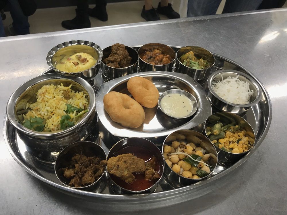 クッキングイベント「Indian Cooking Party」で日本人のカレーマニアが調理し、インド人に振る舞ったワダやビリヤニ、7種類のカレーにスイーツのラスマライが入ったオリジナルターリー（食器提供：アジアハンター、写真：八木さん提供）