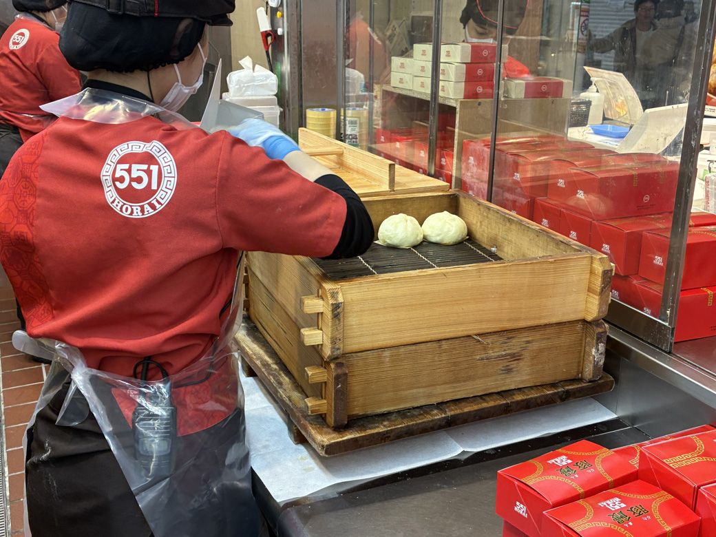 販売スタッフ、製造スタッフの間では盛んにコミュニケーションがとられていた（筆者撮影）