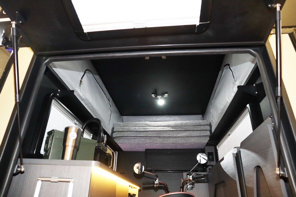 ダイレクトカーズの小型キャンピングトレーラー「ノマドア」（写真：筆者撮影）