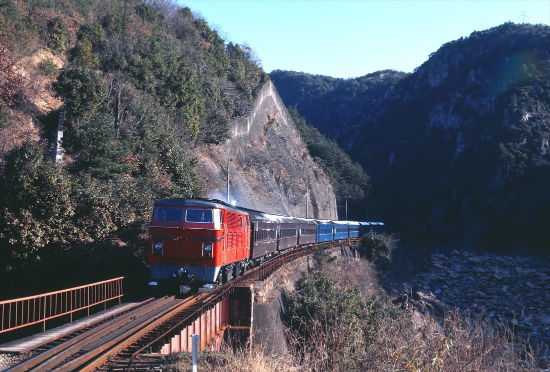 福知山線を行くDD54形牽引の普通列車（撮影：南正時）