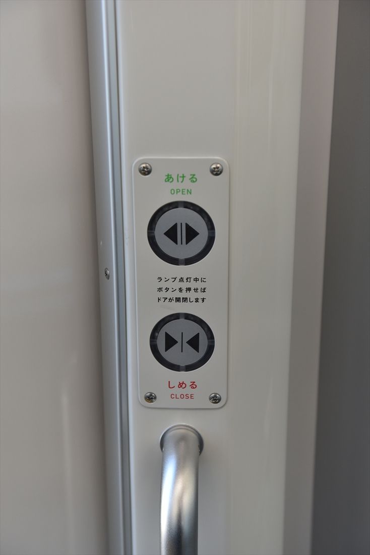 ドアの開閉ボタンは20000系・12000系に続いて13000系も装備した（撮影：大澤誠）