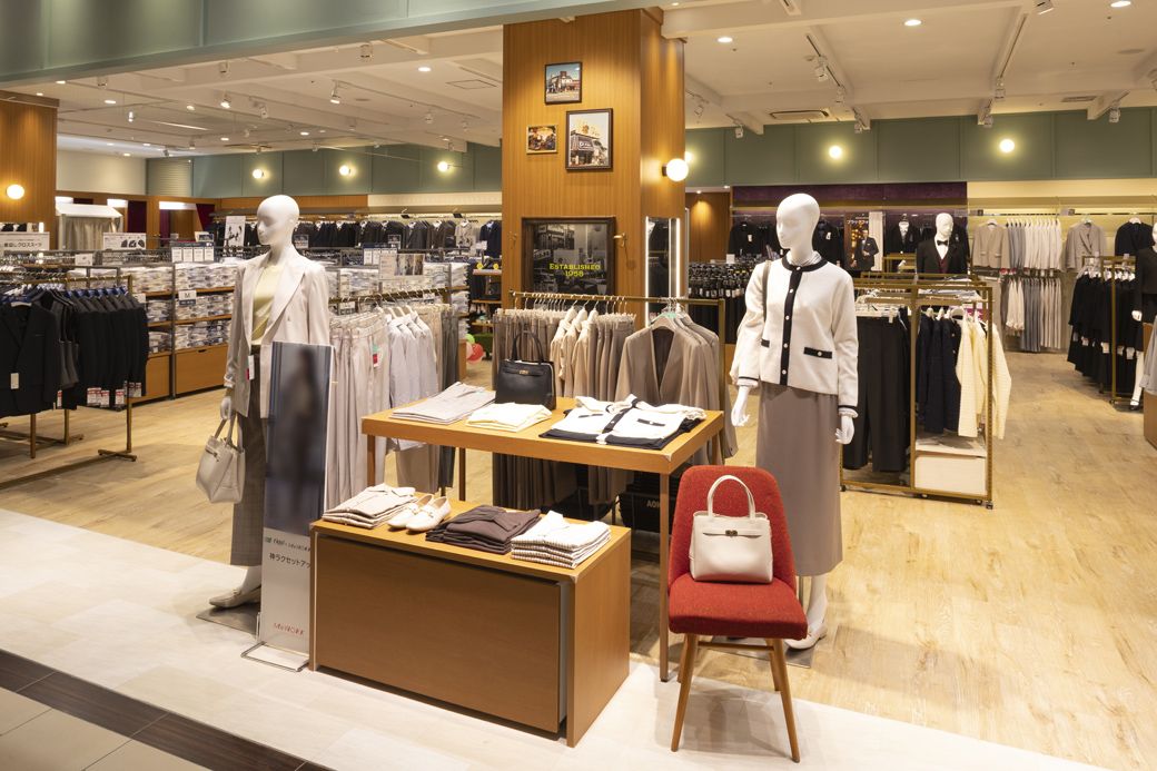 女性服にも力を入れている（写真：AOKI-HD）