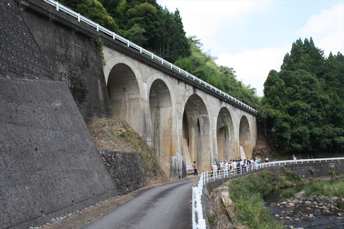 （旧線）宇津井郷―石見佐野間：山腹に張りつくようにして残る5連アーチ橋。島根県道50号の橋として使われている（筆者撮影）