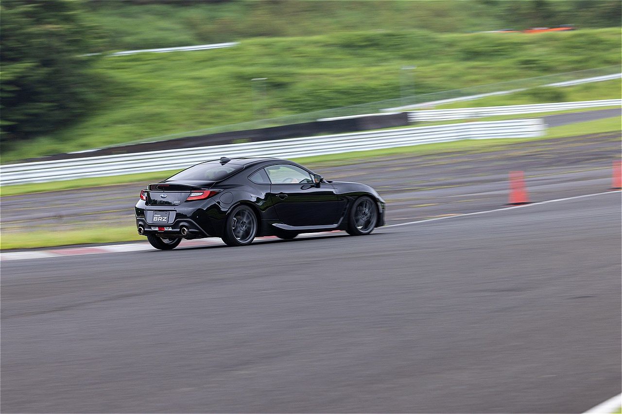 一部改良モデルのトヨタ「GR86」およびSUBARU「BRZ」のサーキット試乗会の様子（写真：三木宏章）