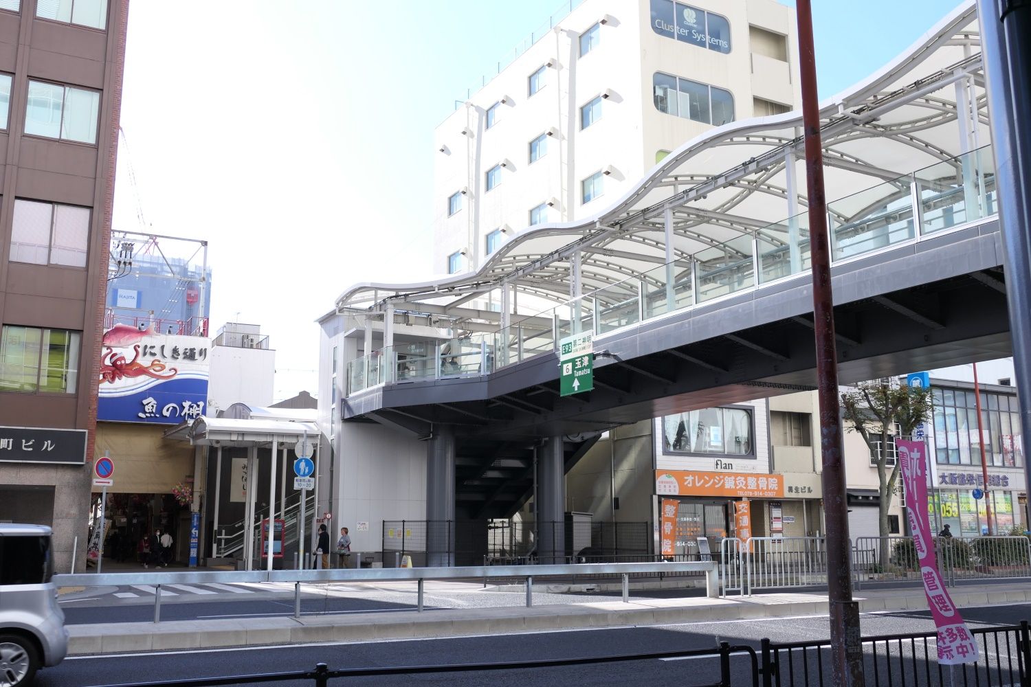 魚の棚商店街へ続く歩道橋