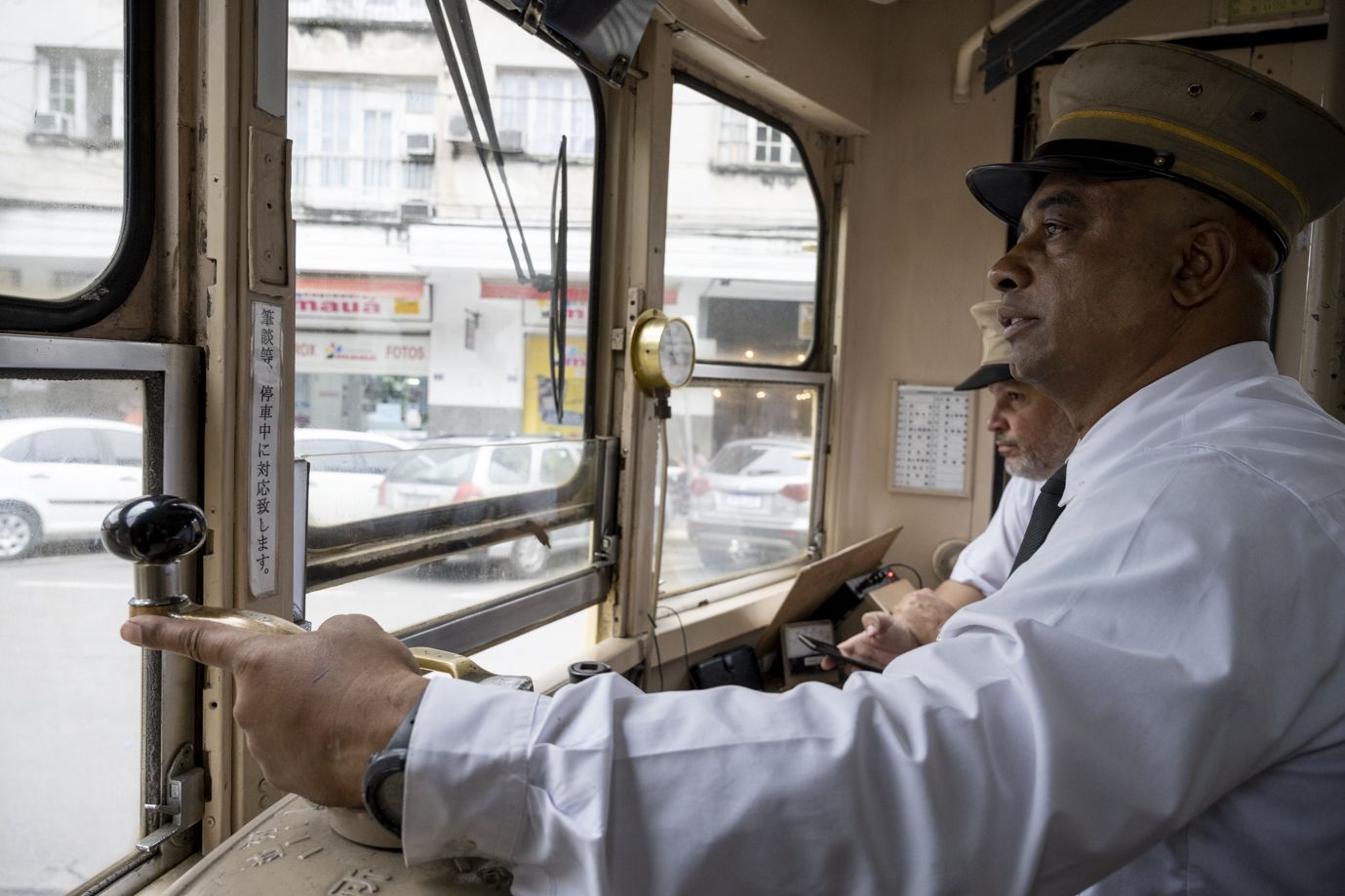 走行中の206号。送電線からトロリーポールがときどき外れることもあり2人体制で運行（写真：筆者撮影）