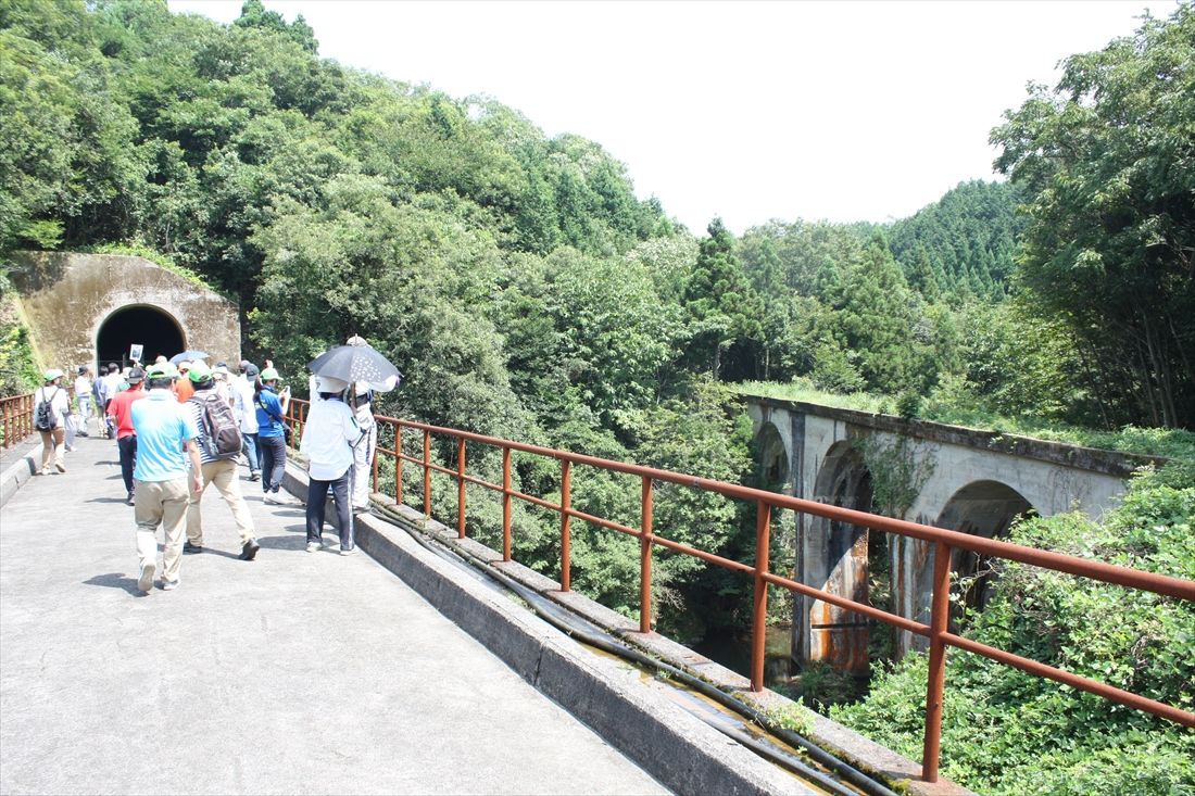 （新線）浜田―石見今福間：新線の路盤を進んで下長屋トンネル手前の橋梁に入ると脇に旧線のアーチ橋が見える。新旧どちらも「幻の鉄路」と化した（筆者撮影）