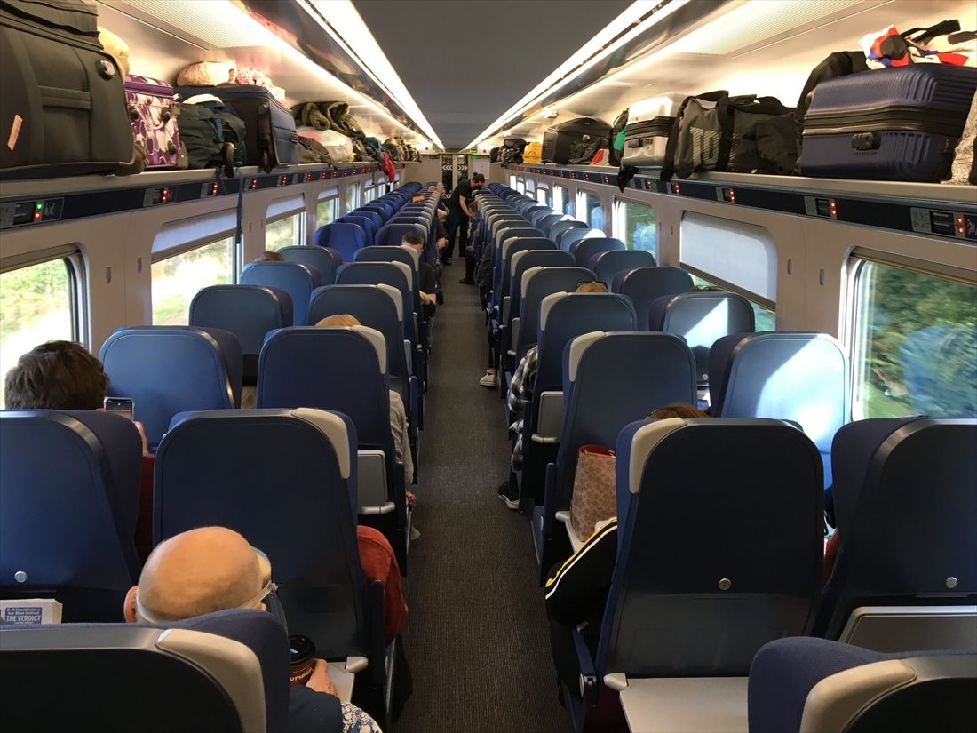 イギリスの格安列車Lumoの車内。荷物置き場スペースが不十分で、頭上の棚にもスーツケースを載せる（筆者撮影）