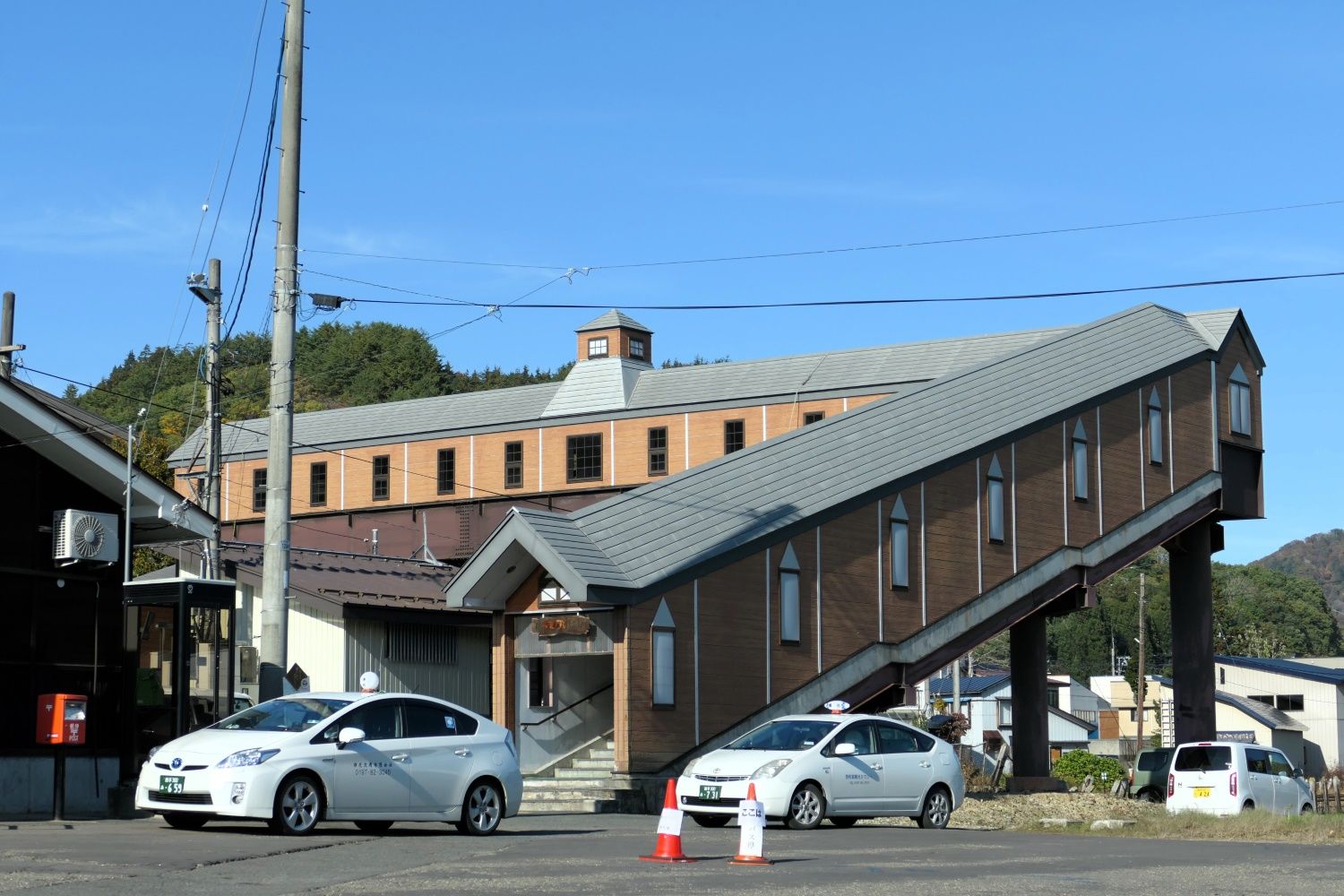 駅の南北をつなぐ立派な跨線橋（記者撮影）