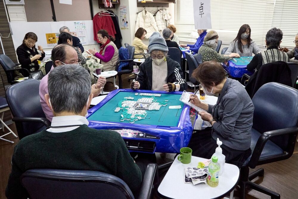 高齢者たちが卓を囲む（写真：筆者撮影）