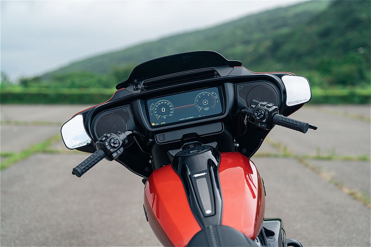 フルカラーTFTディスプレイの両サイドに高性能スピーカー、その外側にバックミラーを配置する高級4輪車のようなコックピット。メーター下にはスマホが収納できる引き出し付き（写真：Harley Davidson）