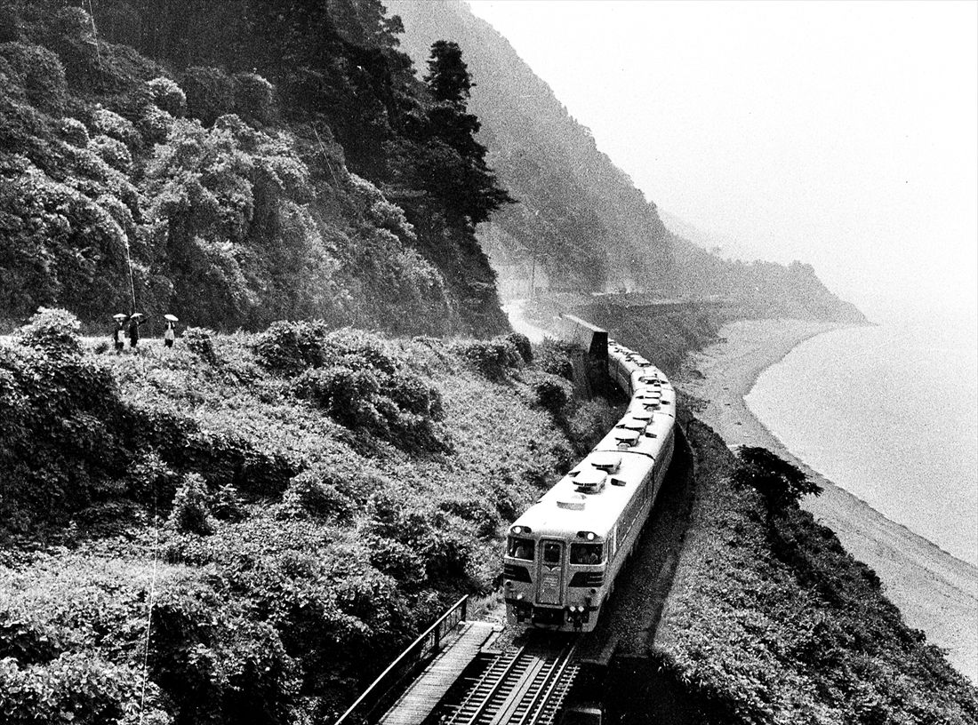 北陸本線の親不知付近を走るキハ82系の特急「白鳥」＝1961年（写真：竹島紀元）