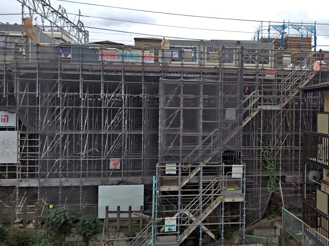 東武練馬駅の北側斜面に築かれた砦のような工事用スペース＝2025年10月9日（記者撮影）