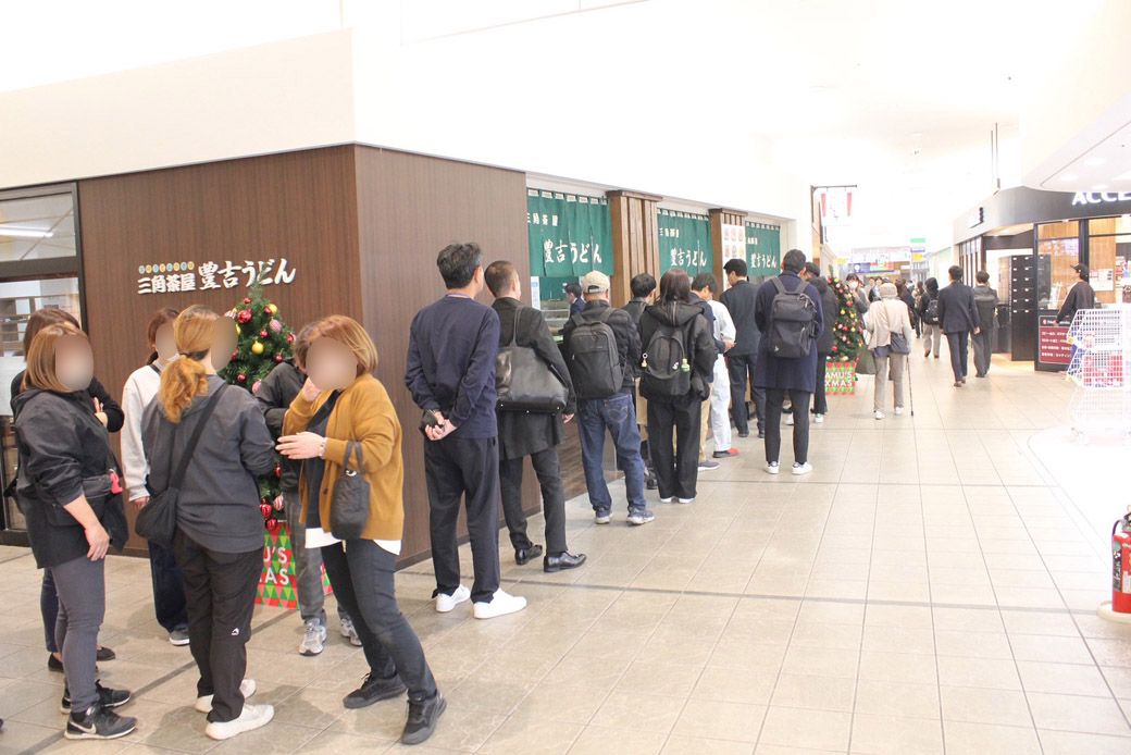 平日だったが、正午になる頃には長い行列ができていた（写真：筆者撮影）