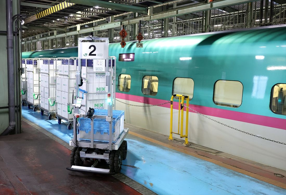 台車を牽引して無人で走るAGV＝2026年3月23日（撮影：尾形文繁）