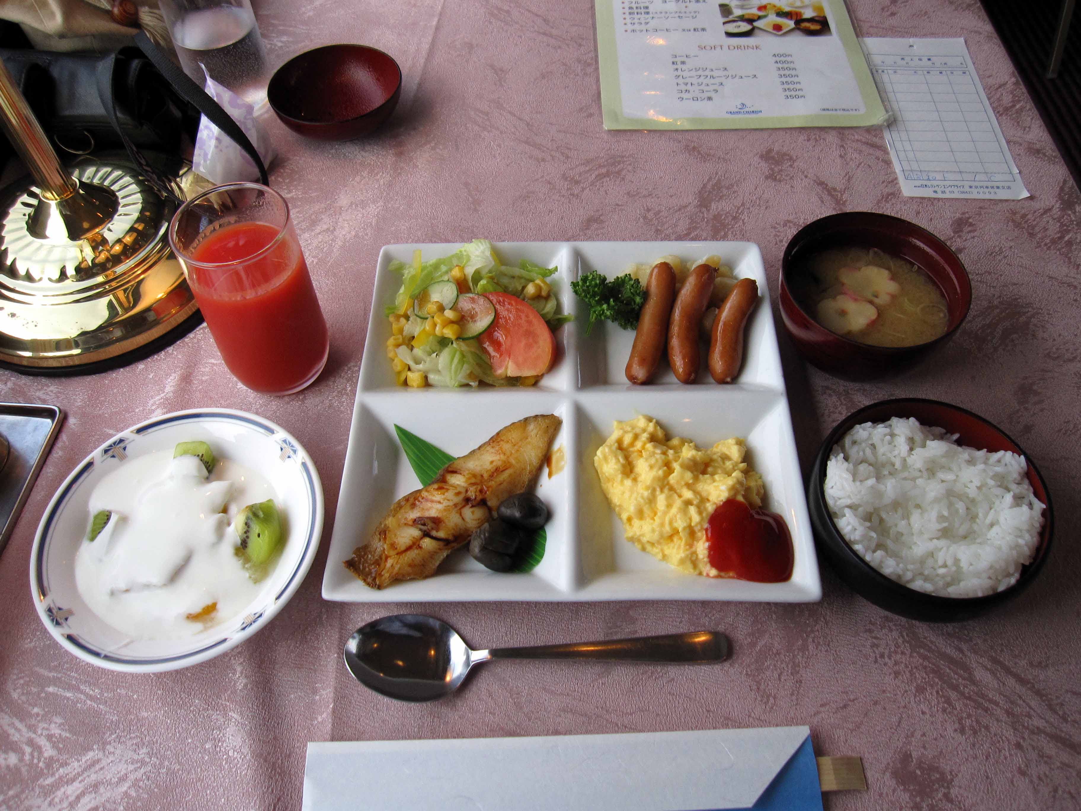 「北斗星」食堂車の洋朝食（撮影：南正時）