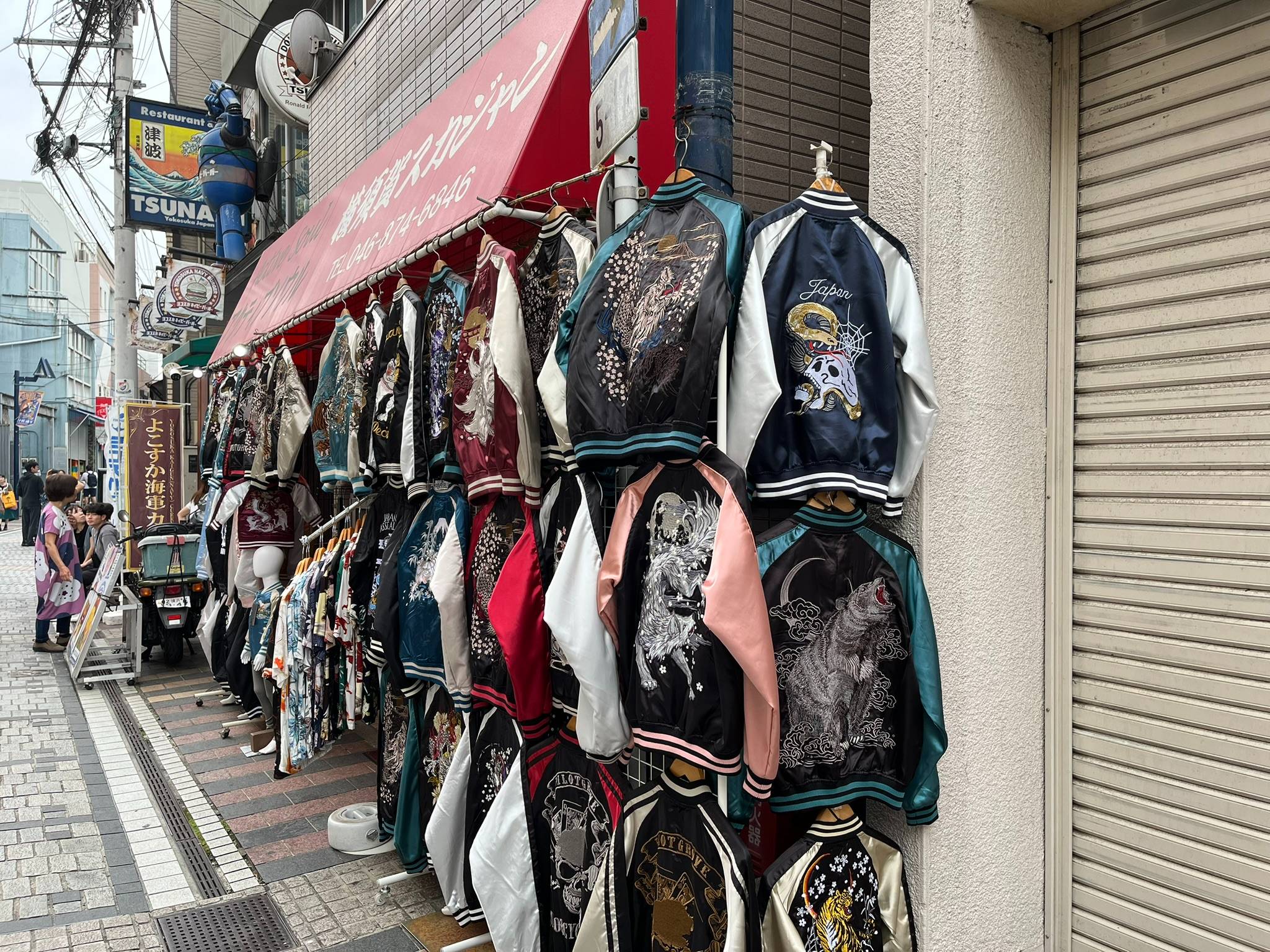 横須賀といえば「スカジャン（横須賀ジャンパー）」。専門店は充実の品揃えです（筆者撮影）
