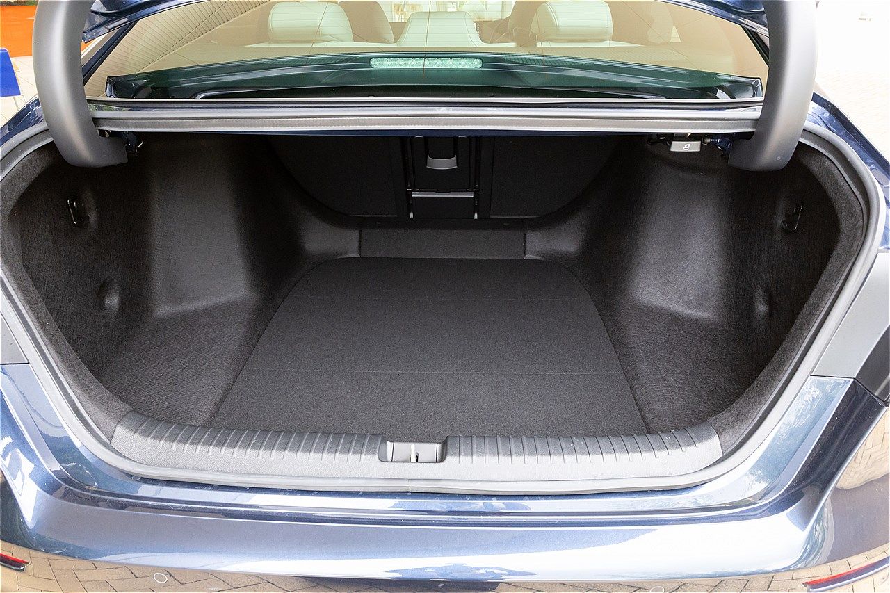 ホンダ量販モデル初のハンズオフ機能を搭載した「アコード e:HEV Honda SENSING 360＋」（写真：三木 宏章）