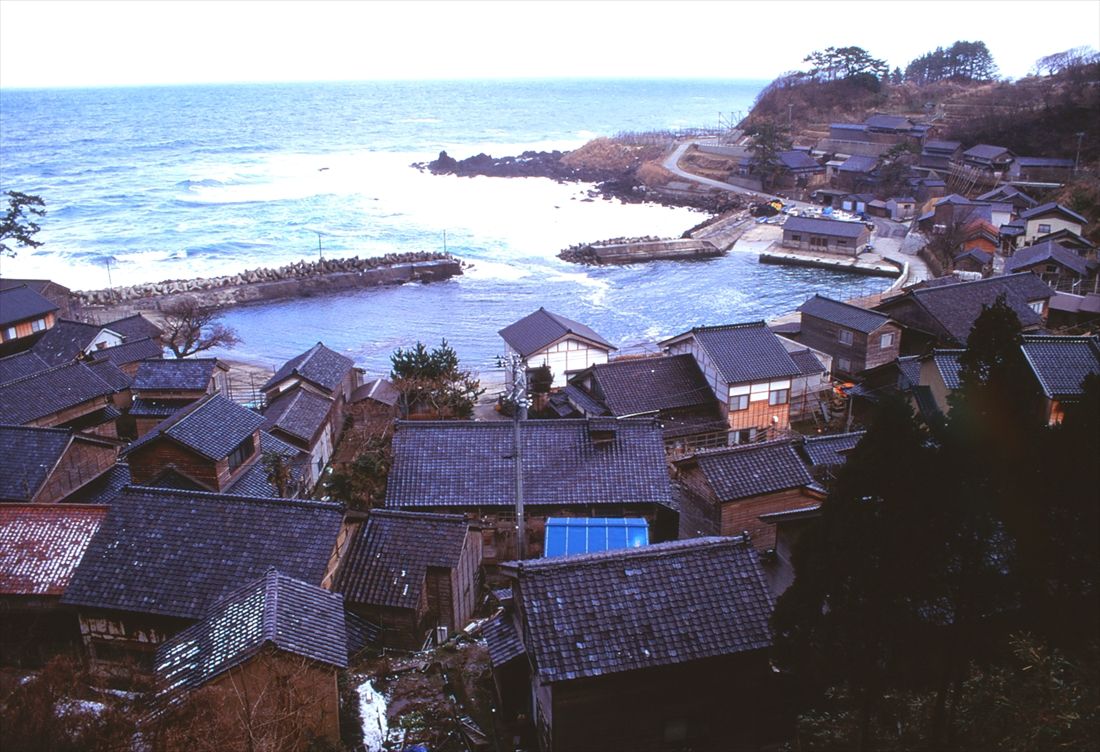 能登半島は海沿いに小さな集落が点在し里山里海の風景が広がる（撮影：南正時）