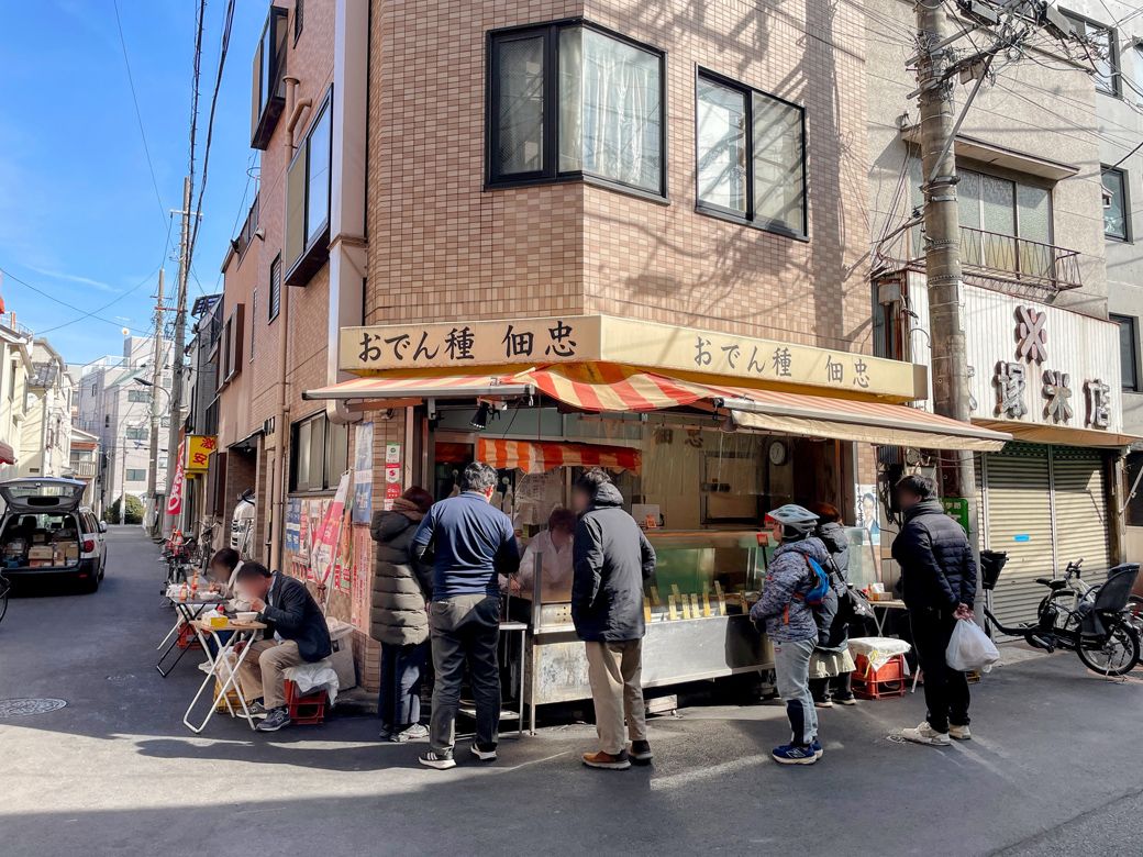 行列の絶えない「佃忠」の外観（筆者撮影）