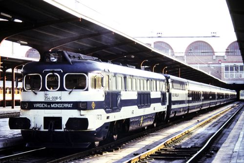 パリ～マドリッド間の寝台タルゴもお揃いのデザインの機関車（1988年 筆者撮影）