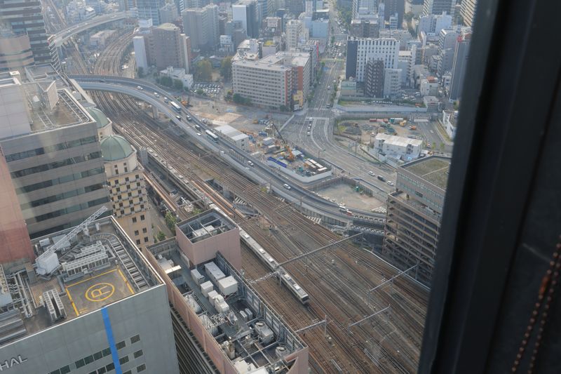 眼下には大阪駅を発着する列車たちが行き交う（写真：村上悠太）