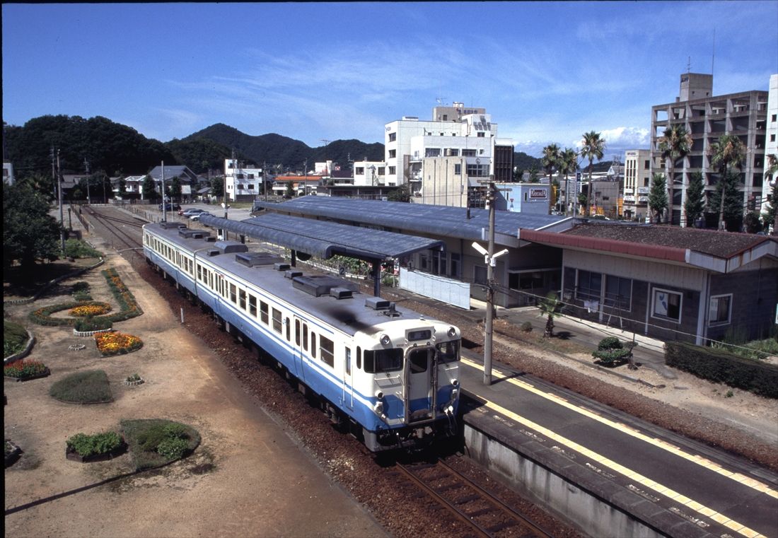 鳴門線の鳴門駅に停車するキハ47形（撮影：南正時）