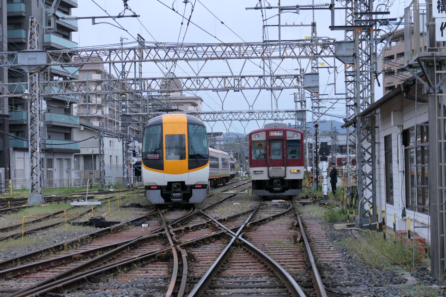 引き上げ線に入る特急車両（記者撮影）