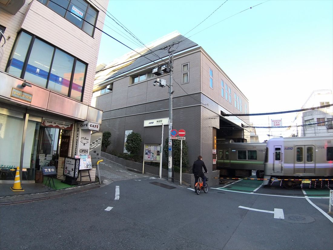 現在の神泉駅。左の店はその名も「ラ・フォンテーヌ」（仏語で泉）だ（撮影：南正時）
