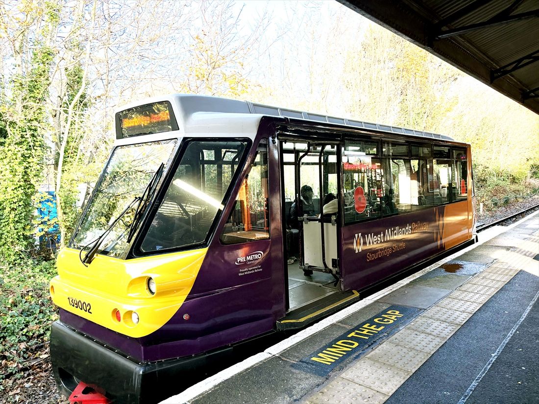 2月に国営化された「ウェスト・ミッドランズ・レールウェイ」が支線で運行する小型レールバス（筆者撮影）