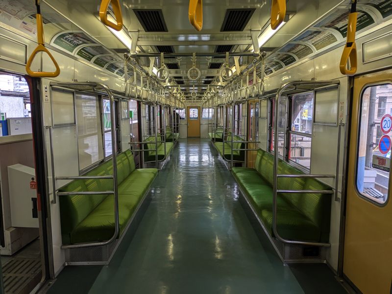 8000系8111編成の車内（筆者撮影）
