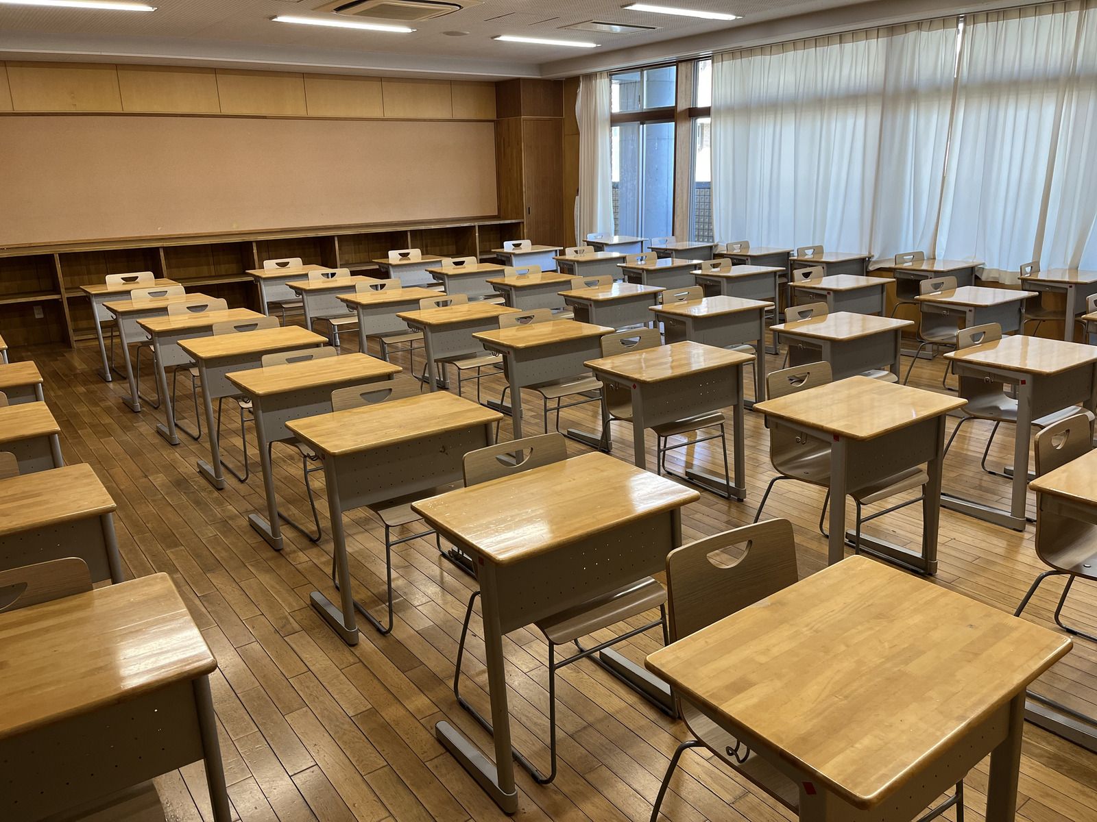 この教室を模したセットで、ドラマが繰り広げられています（筆者撮影）