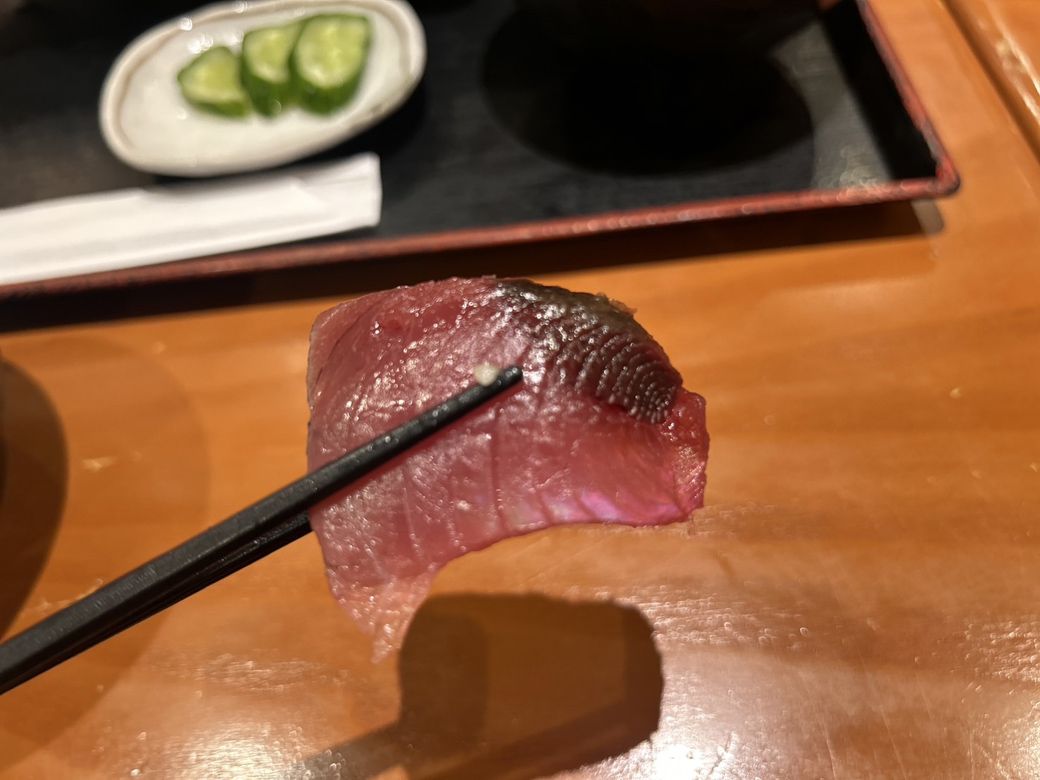 1480円の「魚河岸お刺身5点盛り定食」のカツオ（筆者撮影）