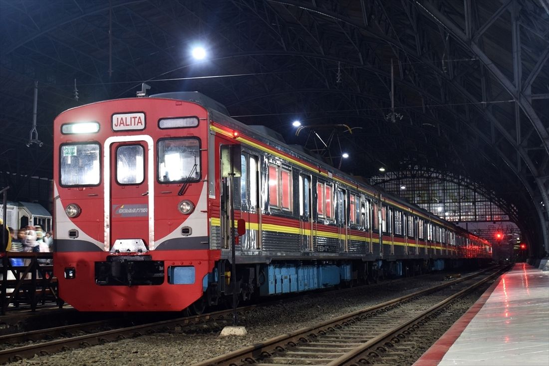 タンジュンプリオク駅に停車中の8618編成「JALITA」（筆者撮影）