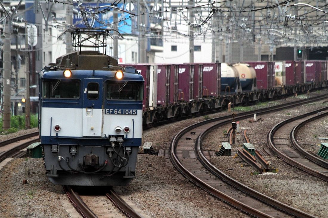 山手線の始発電車より早い時間、早朝の山手貨物線を走るEF64形1000番台牽引の貨物列車（撮影：南正時）
